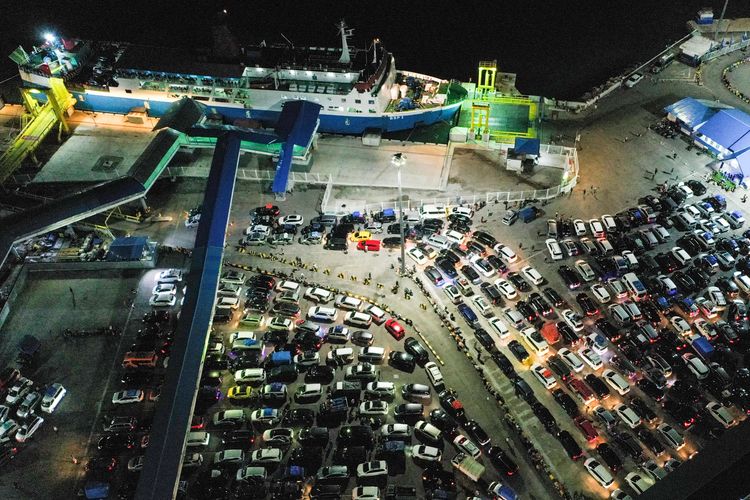 Ribuan kendaraan calon pemudik mengantre di Pelabuhan Merak untuk menyeberang menuju Pelabuhan Bakauheni.