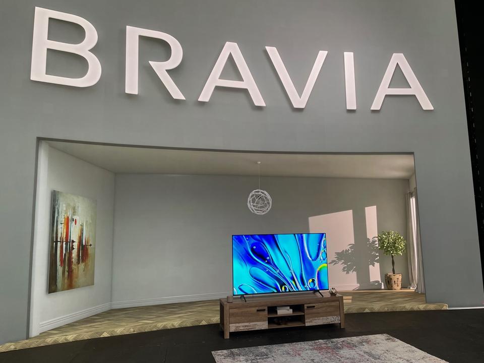 Salah satu TV Bravia baru Sony digambarkan di depan latar belakang LED virtual raksasa di salah satu panggung suara di area Sony Pictures di Culver City.