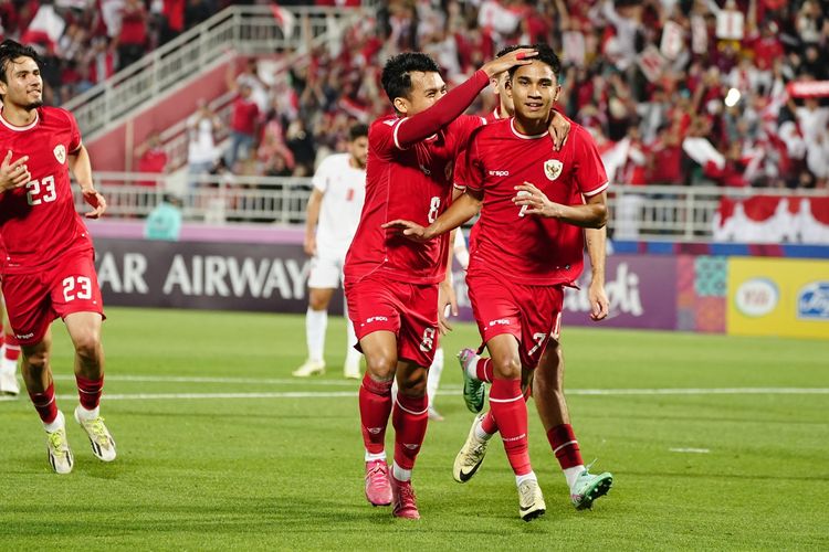 Marselino Ferdinan melakukan selebrasi setelah mencetak gol penalti dalam laga Yordania vs Indonesia pada laga pamungkas Grup A Piala Asia U23 2024 di Stadion Abdullah bin Khalifa, Doha, Qatar, Minggu (21/4/2024).