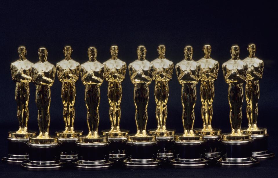 LOS ANGELES - 1990: Sebelas patung Oscar berjejer pada tahun 1990 di Los Angeles, … [+] California.