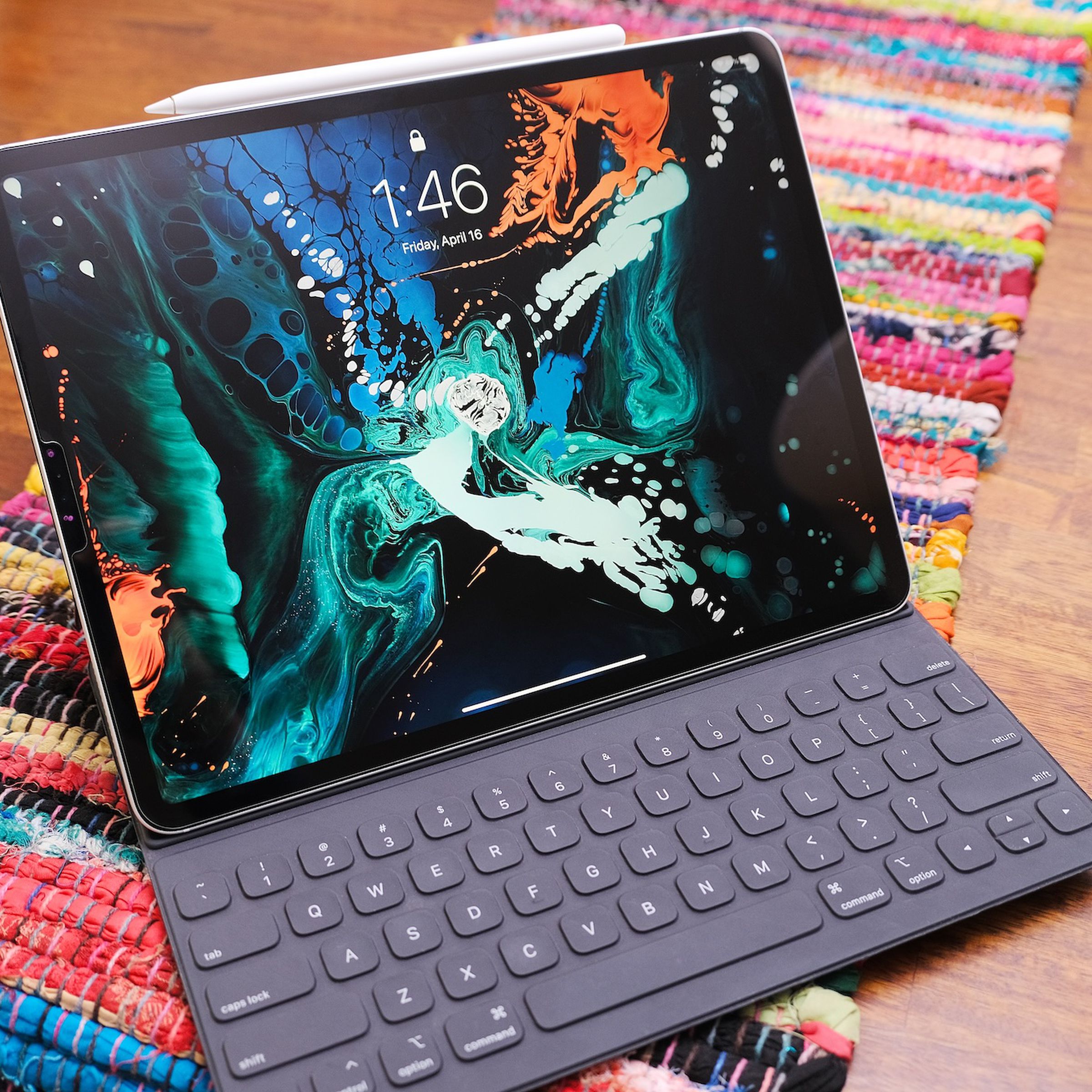 Keyboard Folio Smart Apple yang terpasang ke iPad Pro M1