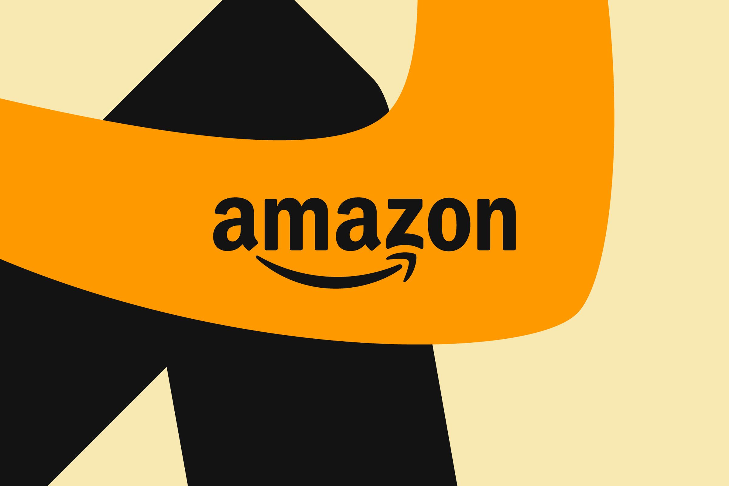 Ilustrasi tanda kata Amazon pada latar belakang oranye, hitam, dan cokelat yang terbuat dari garis-garis yang saling tumpang tindih.